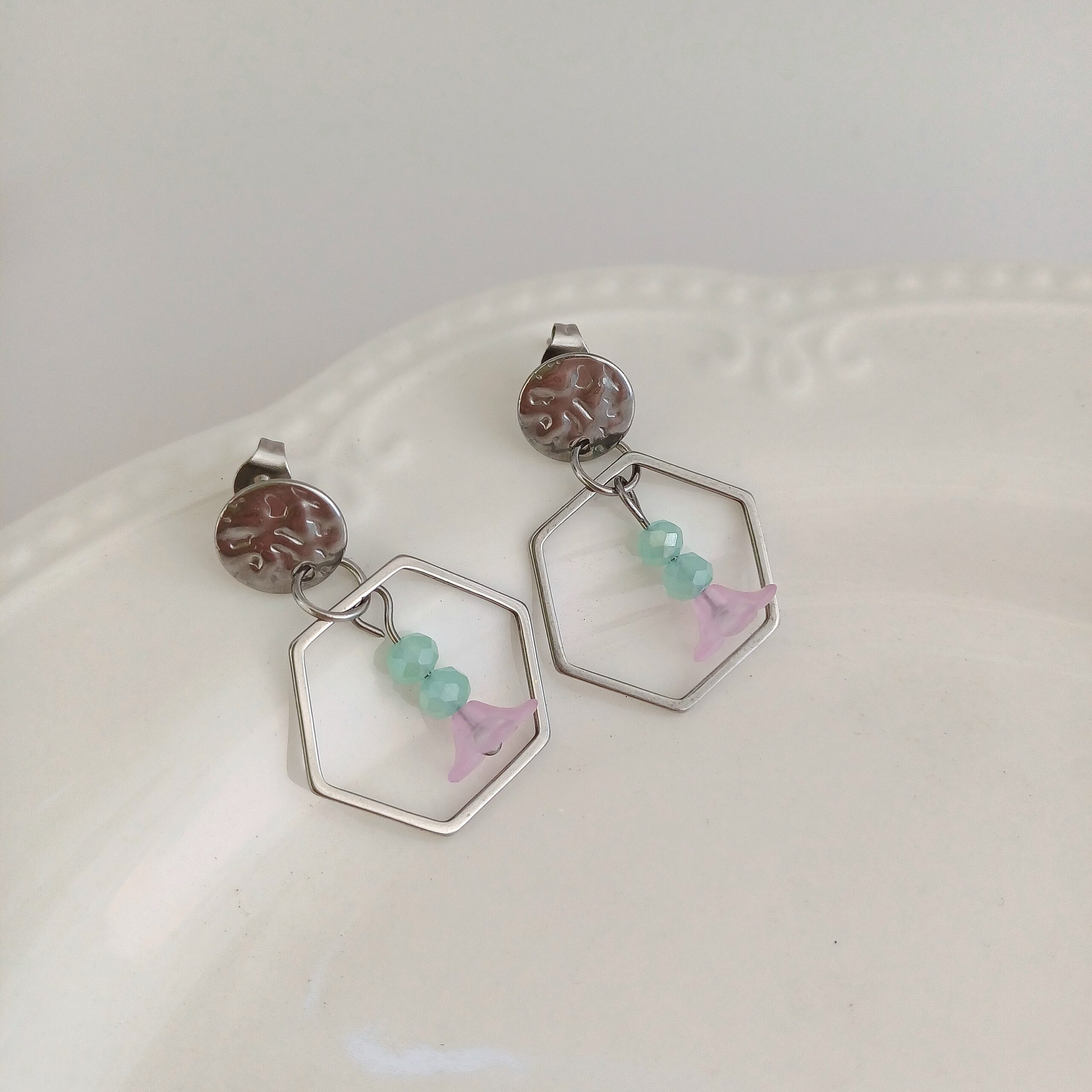 Cercei hexagon cu flori, moderni și delicati - imagine 2