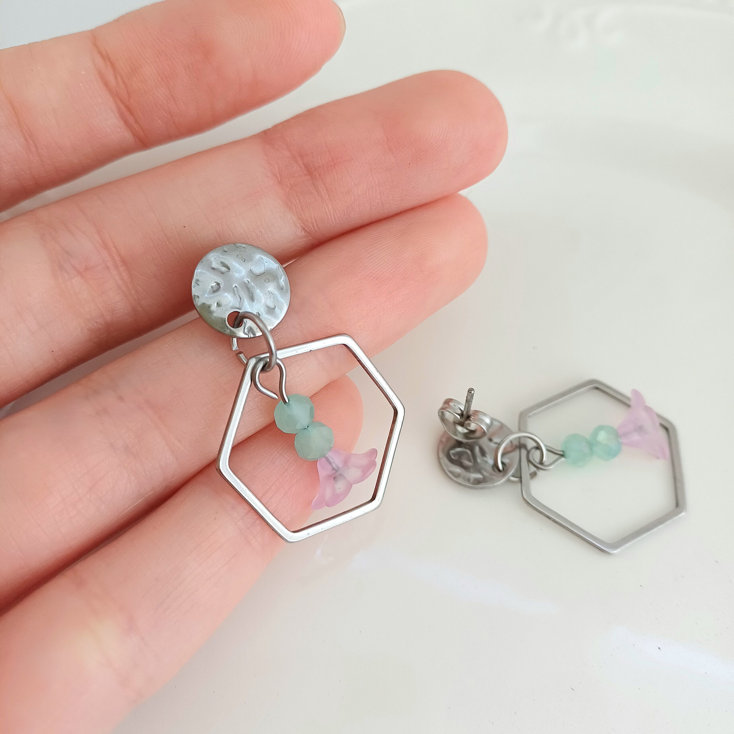 Cercei hexagon cu flori, moderni și delicati