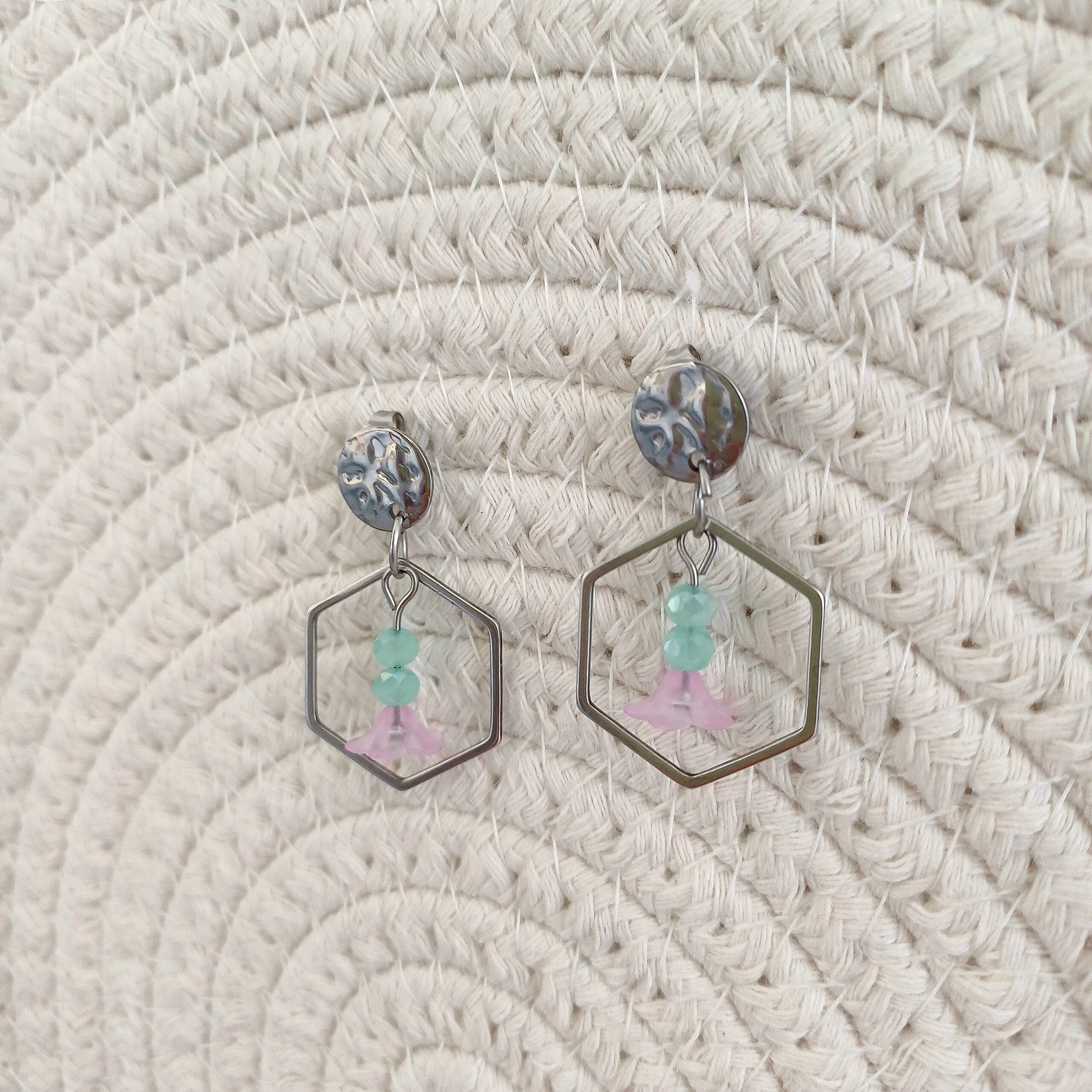 Cercei hexagon cu flori, moderni și delicati - imagine 4