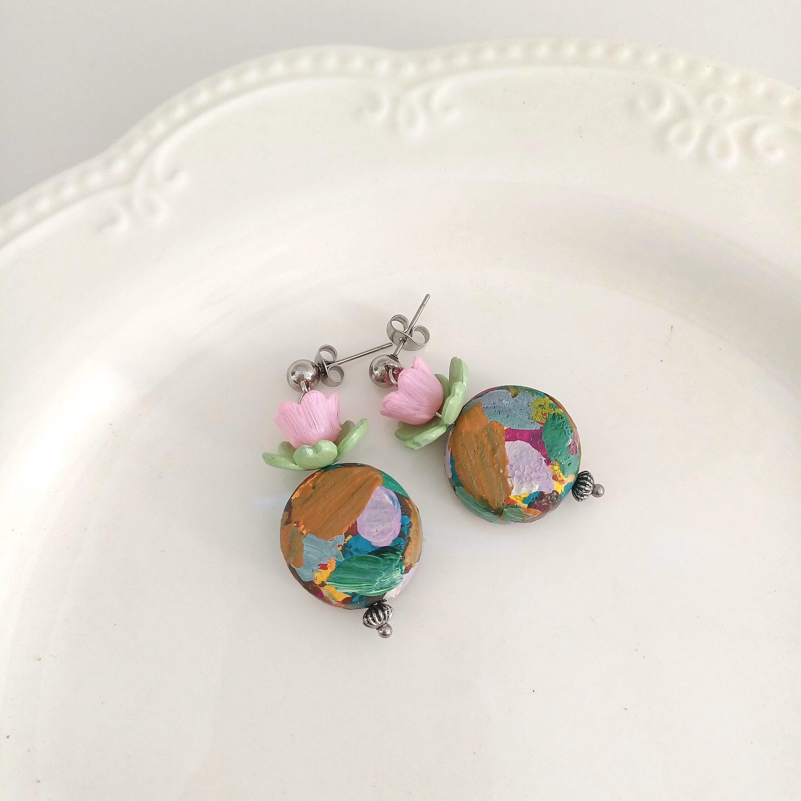 Cercei vază cu lalele roz, frunze verde deschis - imagine 5