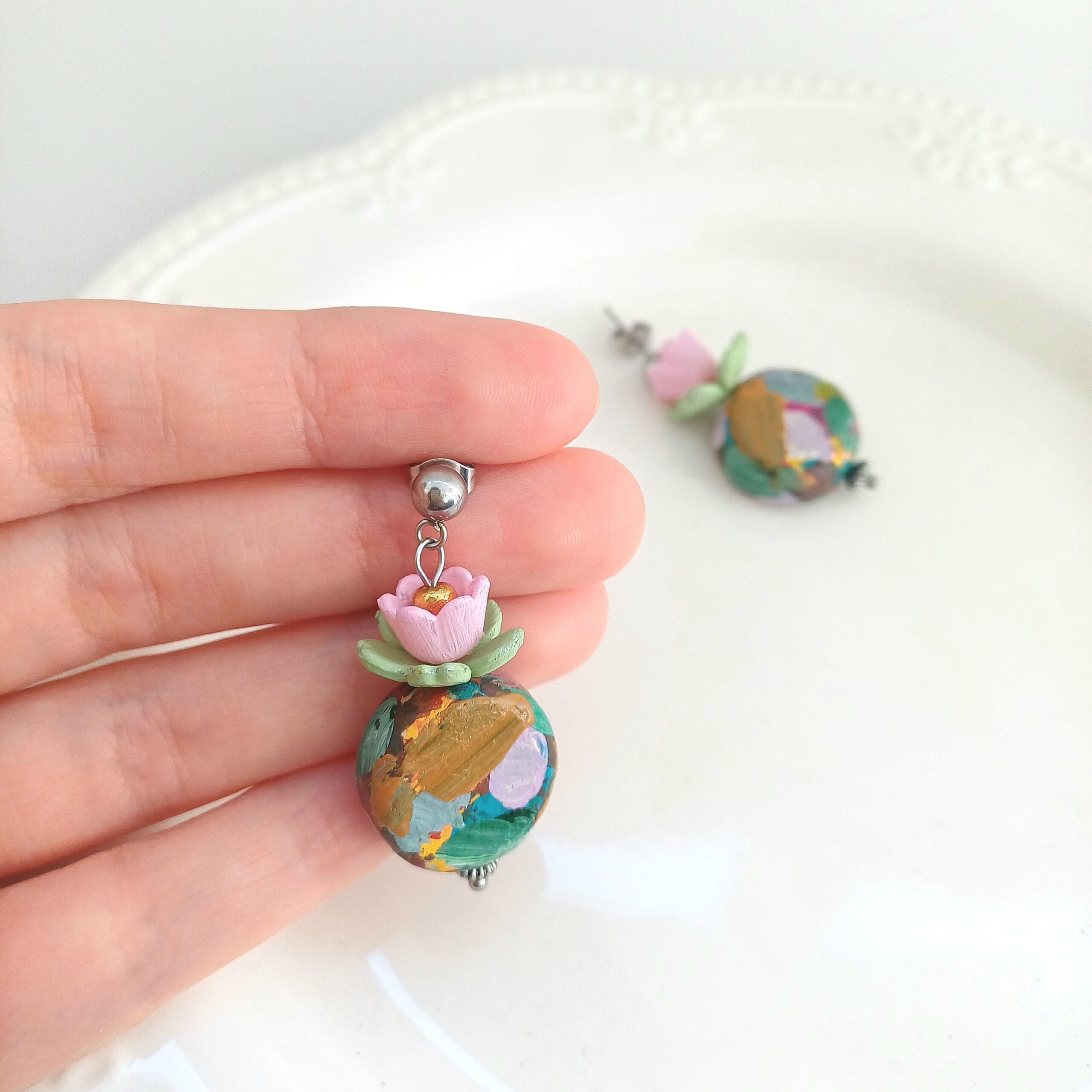 Cercei vază cu lalele roz, frunze verde deschis