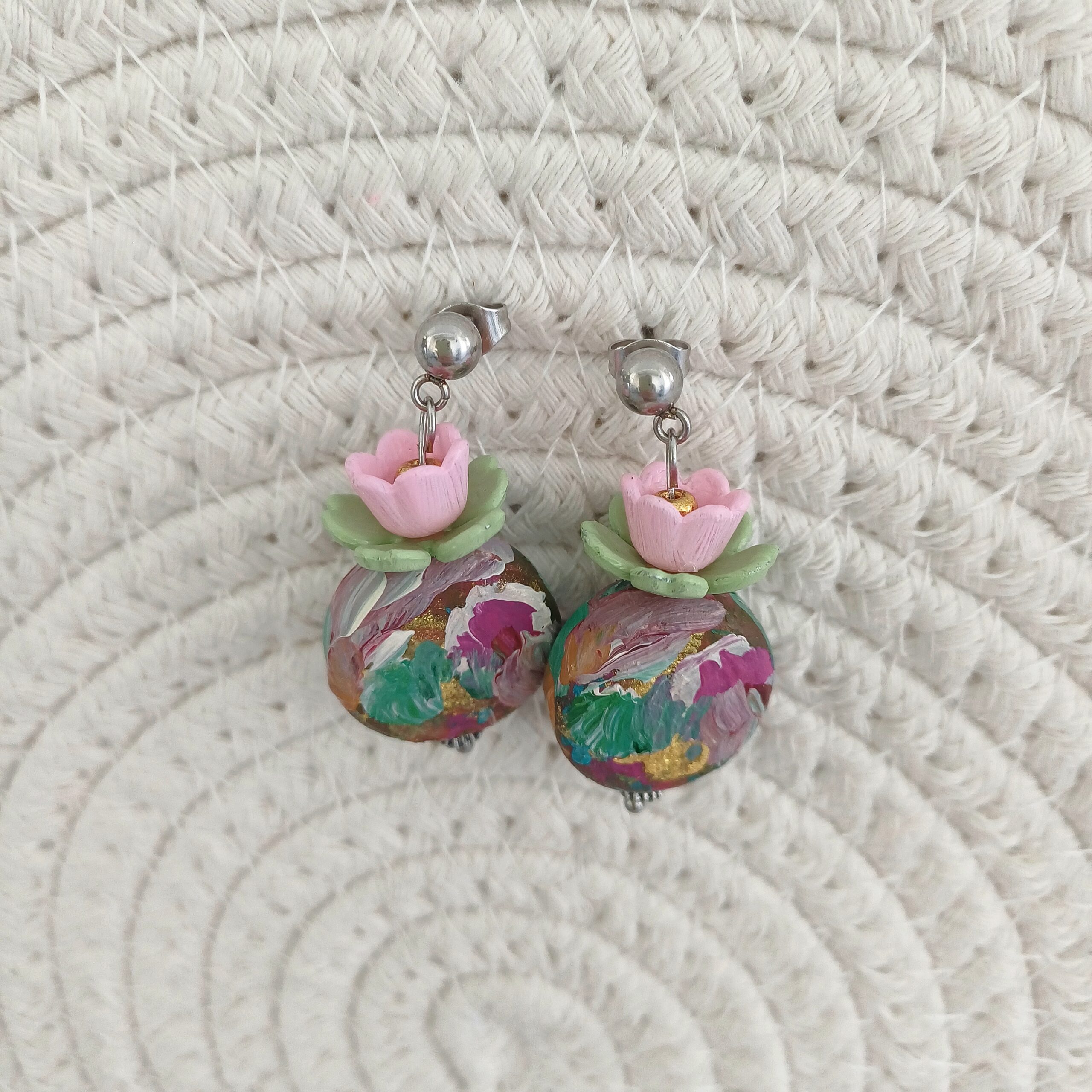 Cercei vază cu lalele roz, frunze verde deschis - imagine 3