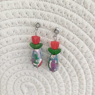 Cercei vază cu lalele roșii si frunze verzi