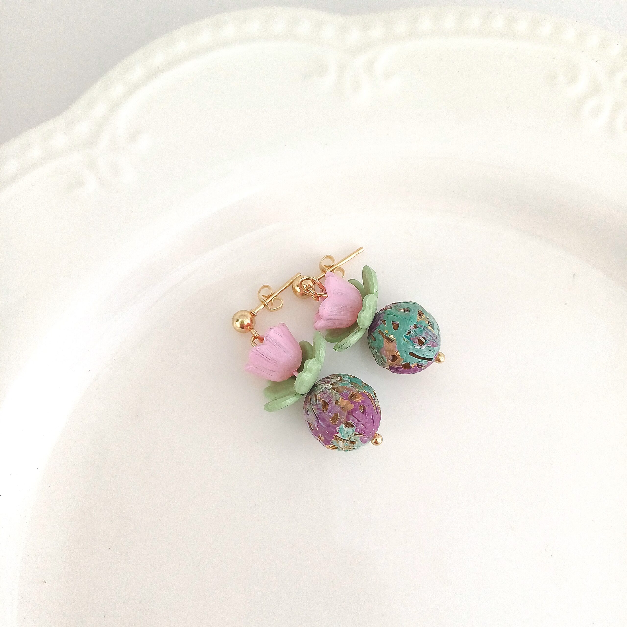 Cercei vază cu flori roz, frunze verde deschis – eleganți și moderni - imagine 2