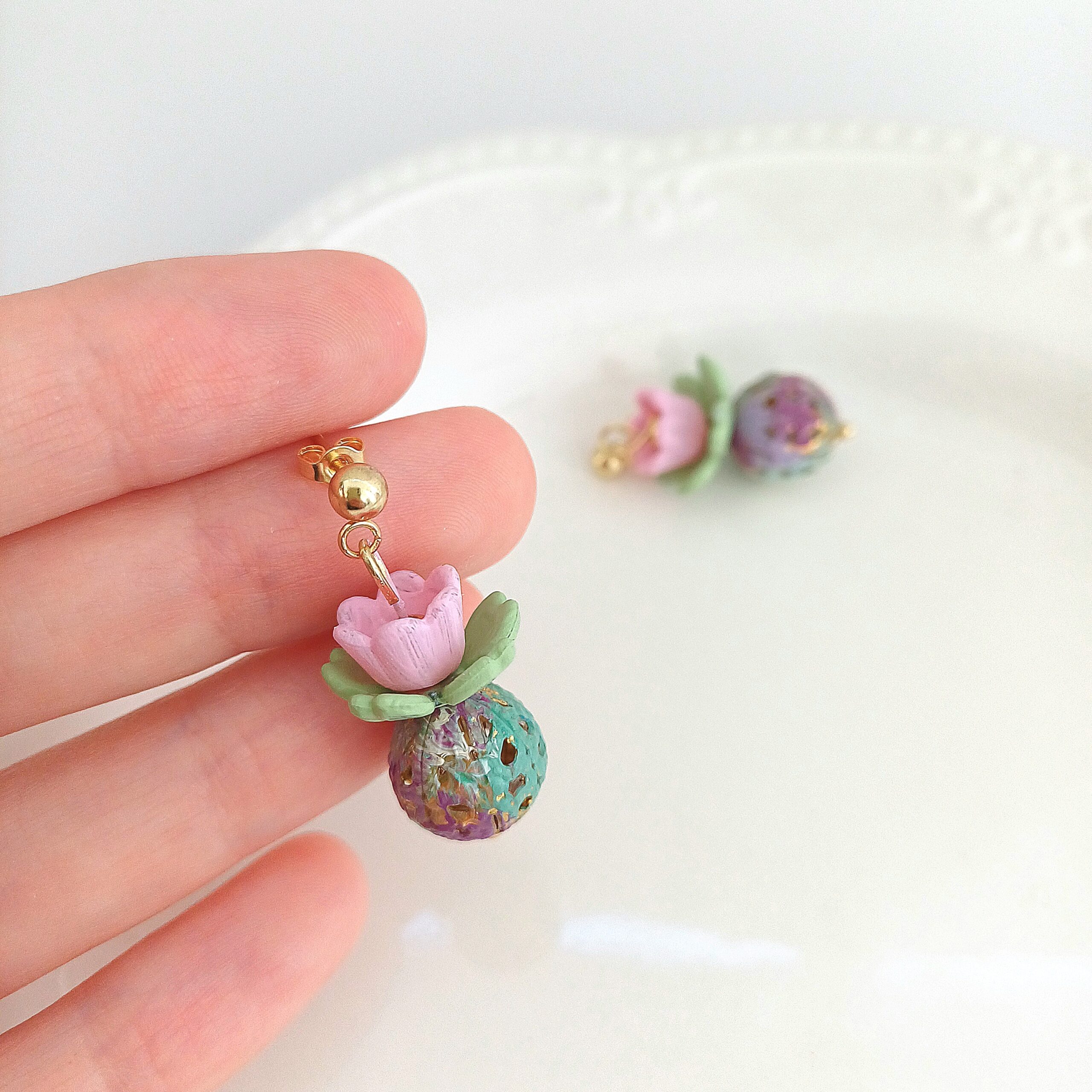 Cercei vază cu flori roz, frunze verde deschis – eleganți și moderni