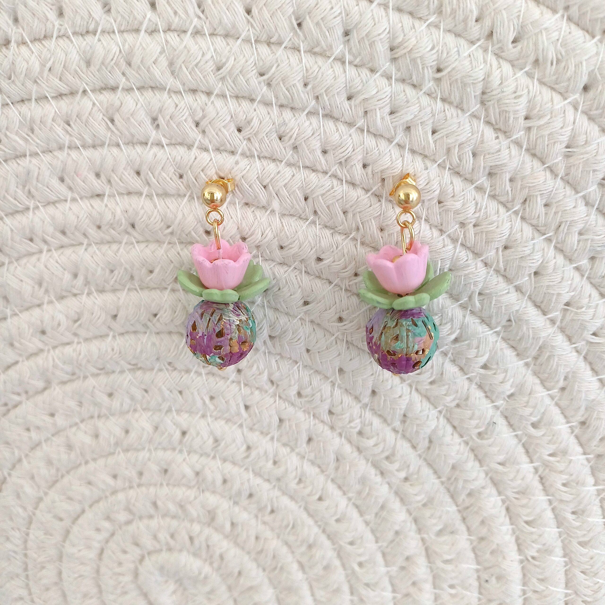 Cercei vază cu flori roz, frunze verde deschis – eleganți și moderni - imagine 4