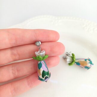 Cercei vaza cu flori albe, frunze verde deschis – eleganți și creativi