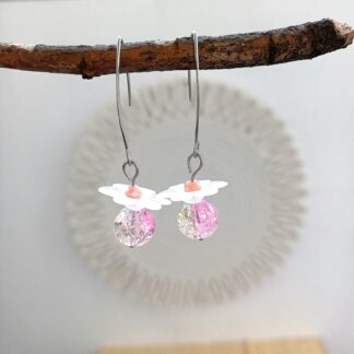 Cercei lungi cu floare si margea de sticla – roz sau galben