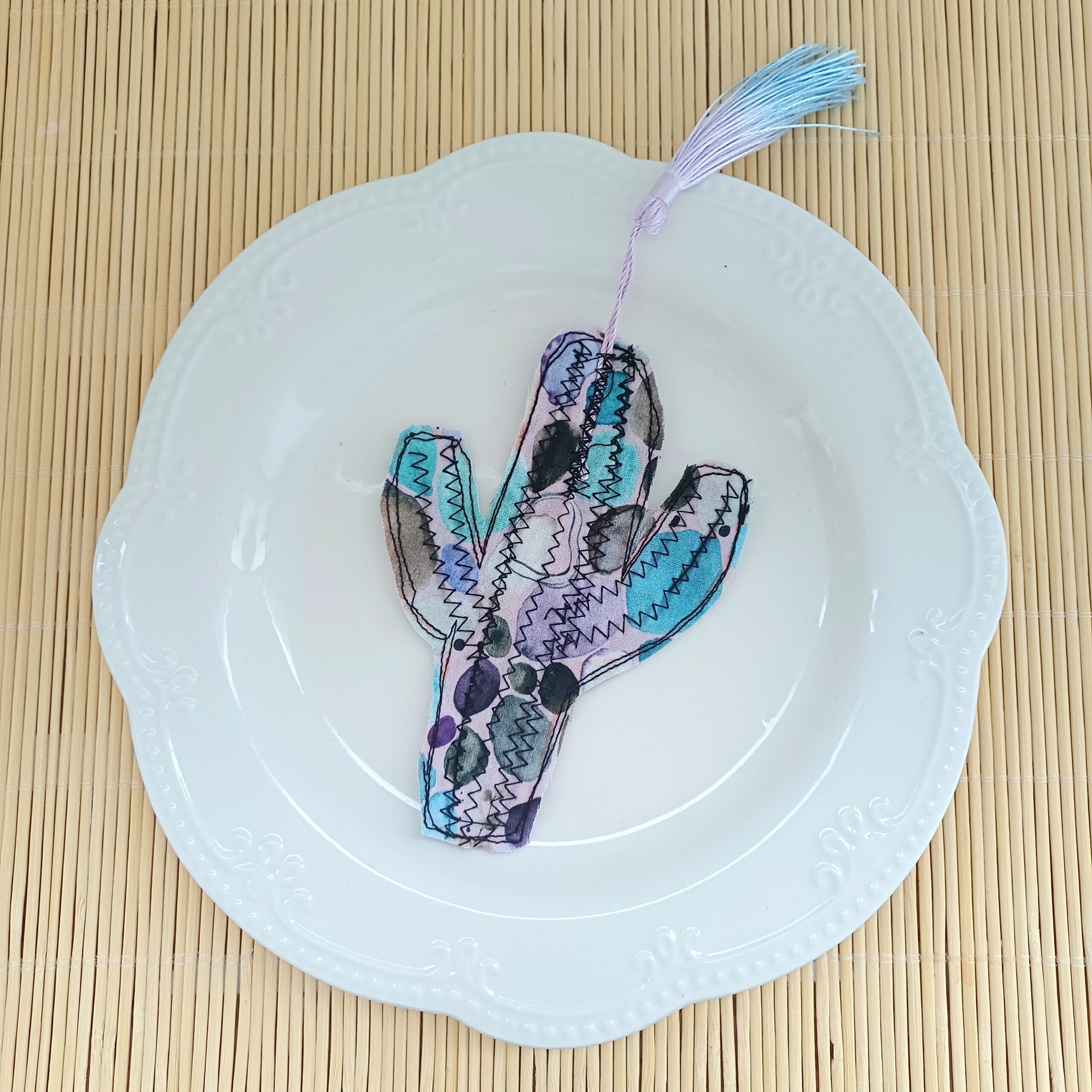 Semn de carte din material textil– Cactus mov-bleo cu ciucure