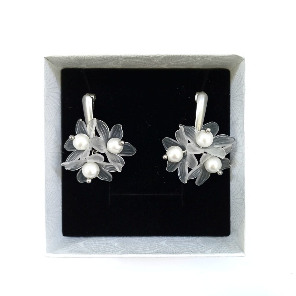Cercei mireasa handmade cu flori albe si perle de sticla
