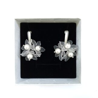 Cercei mireasa handmade cu flori albe si perle de sticla